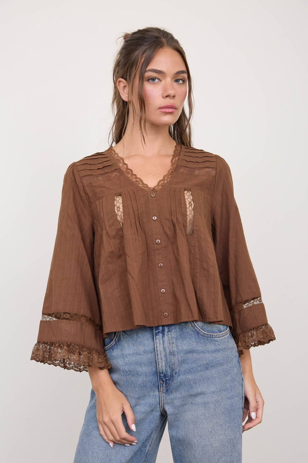 TEXTURED STRIPE LACE TRIM PLEATED BUTTON DOWN TOP: CREAM
