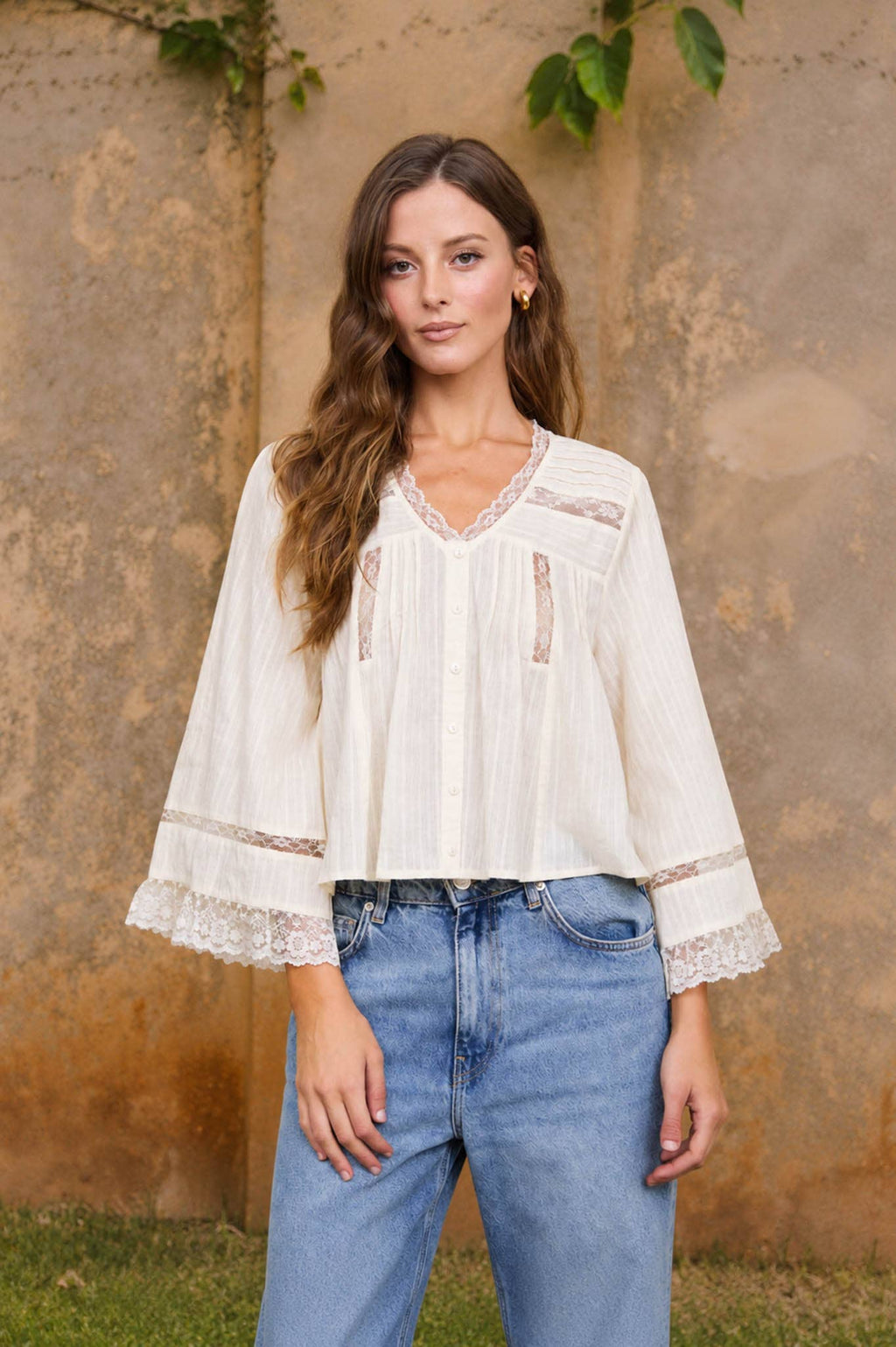 TEXTURED STRIPE LACE TRIM PLEATED BUTTON DOWN TOP: CREAM