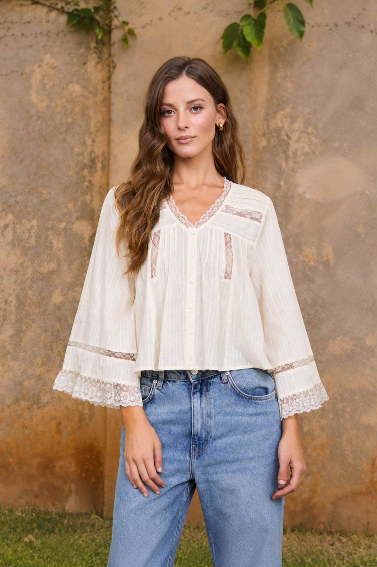 TEXTURED STRIPE LACE TRIM PLEATED BUTTON DOWN TOP: CREAM