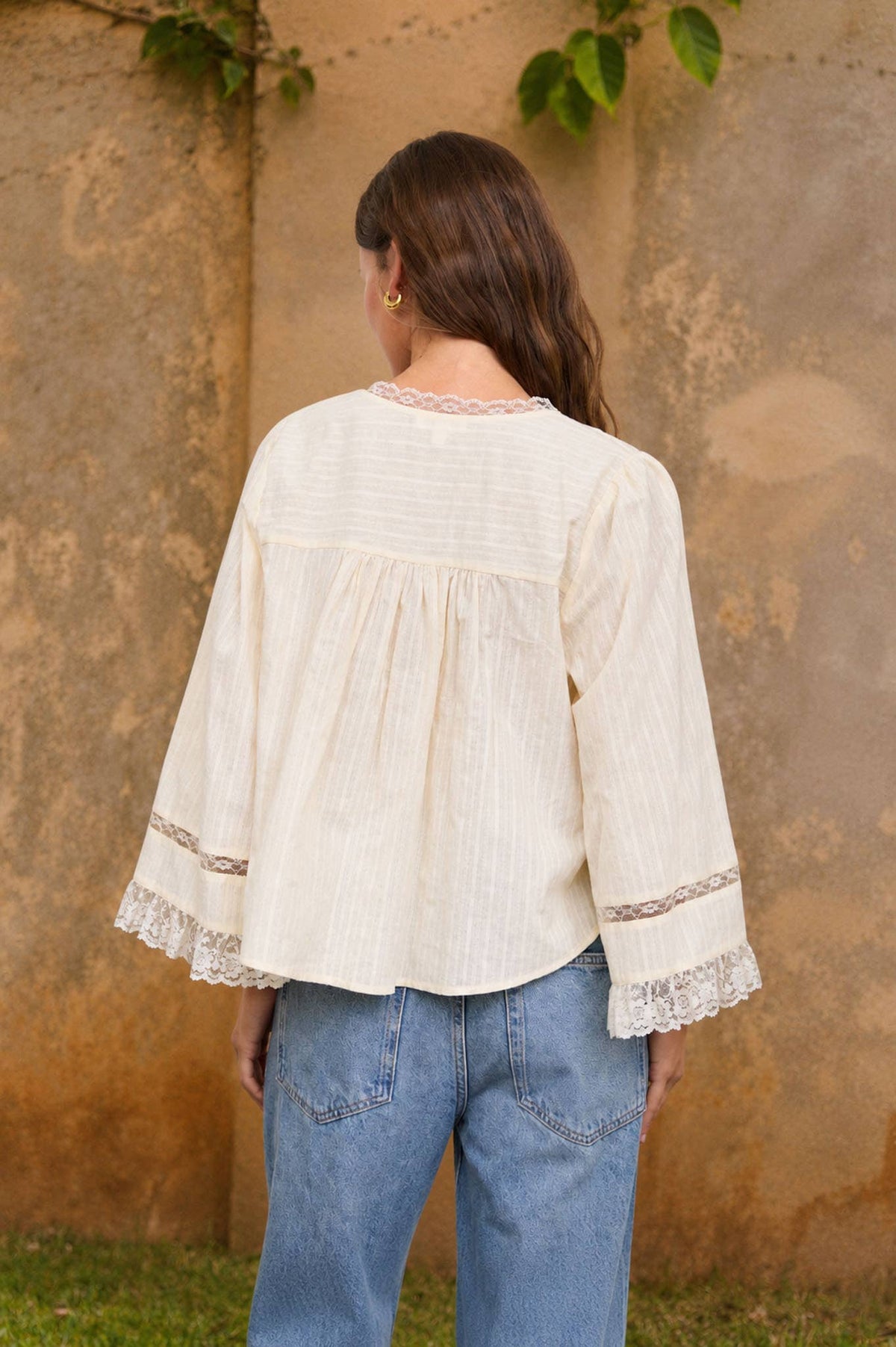 TEXTURED STRIPE LACE TRIM PLEATED BUTTON DOWN TOP: CREAM