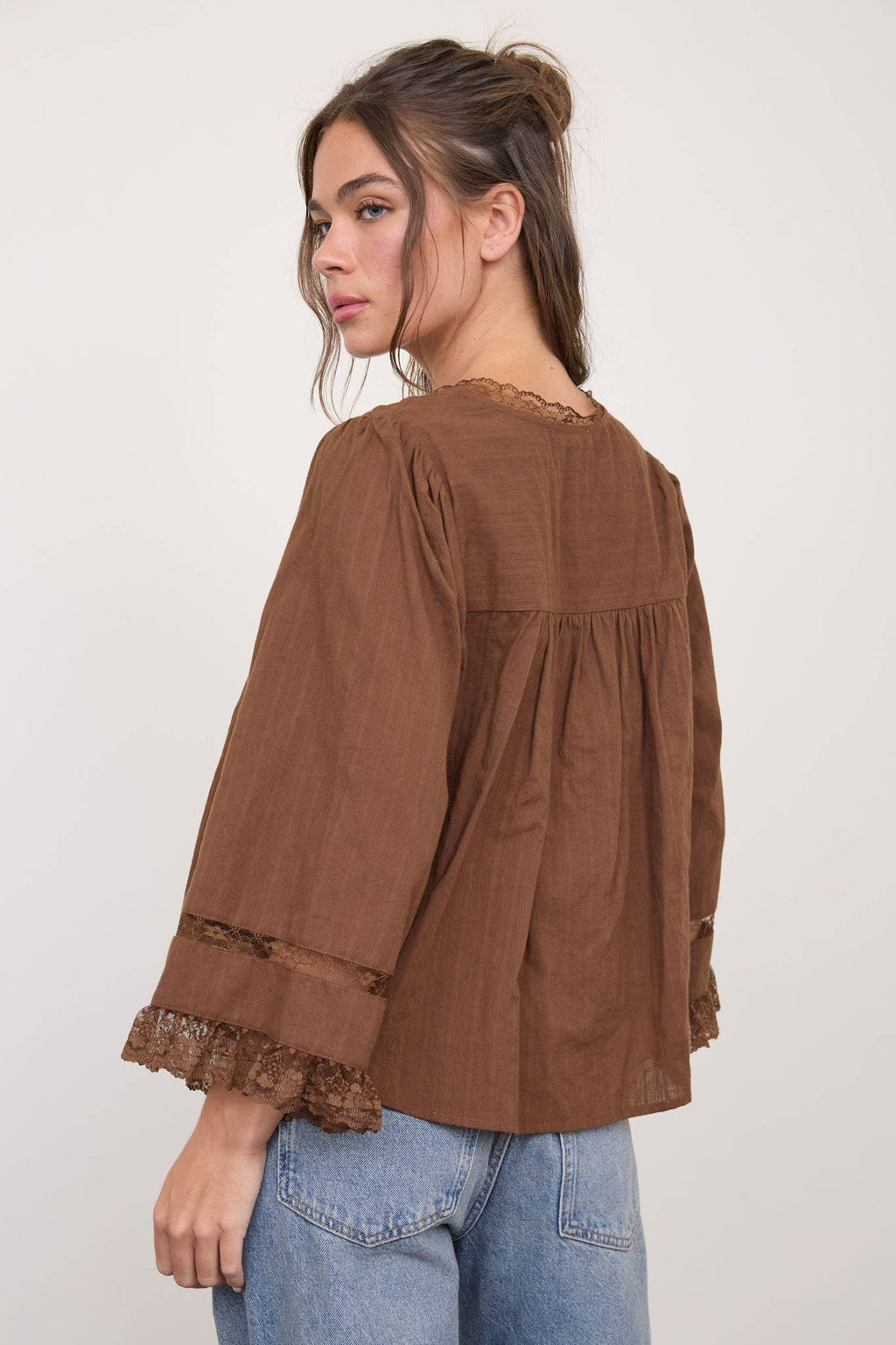 TEXTURED STRIPE LACE TRIM PLEATED BUTTON DOWN TOP: CREAM