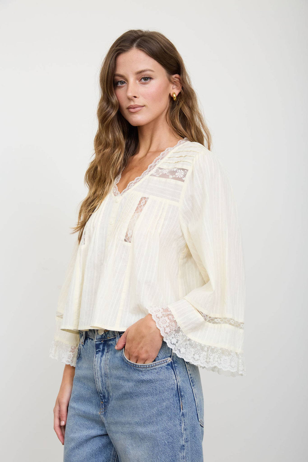 TEXTURED STRIPE LACE TRIM PLEATED BUTTON DOWN TOP: CREAM