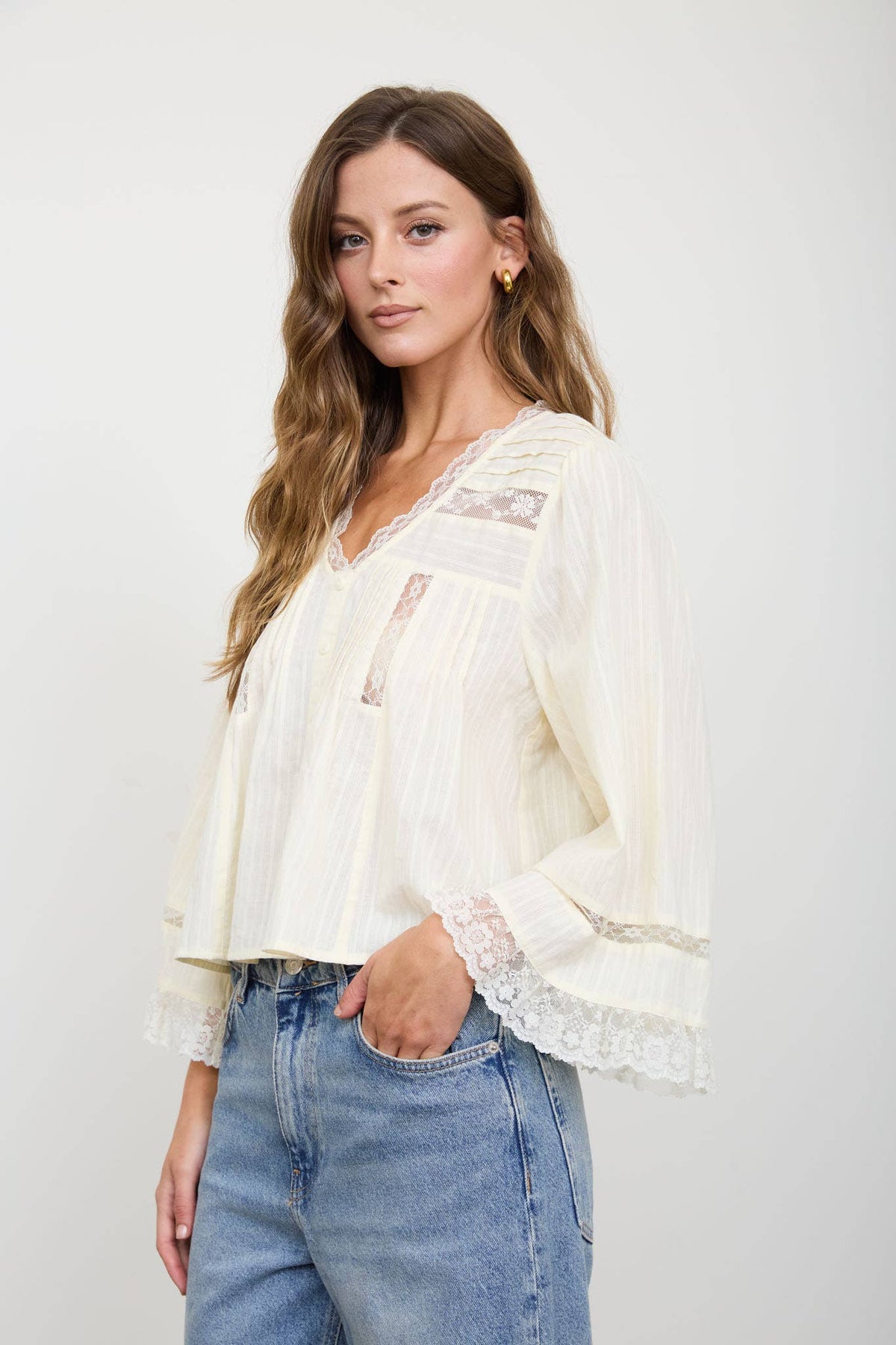 TEXTURED STRIPE LACE TRIM PLEATED BUTTON DOWN TOP: CREAM