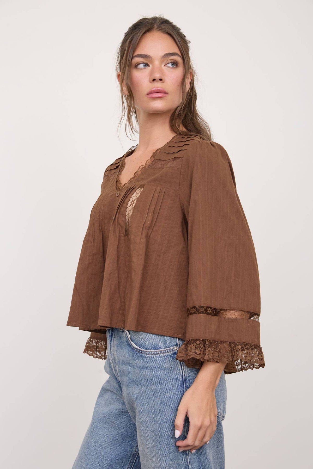 TEXTURED STRIPE LACE TRIM PLEATED BUTTON DOWN TOP: CREAM