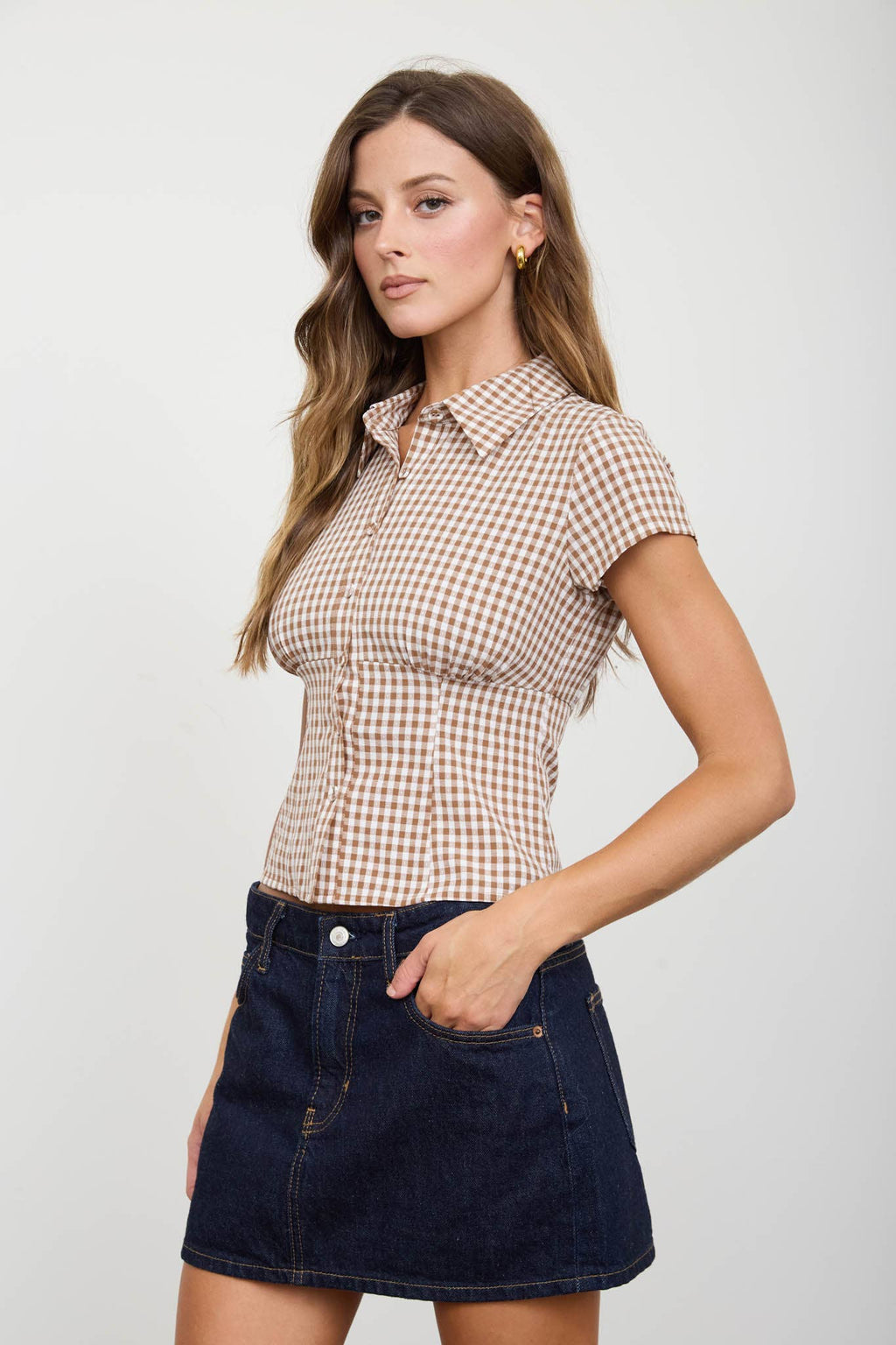 GINGHAM COLLARED SHORT SLEEVE CONTOURED TOP: BROWN