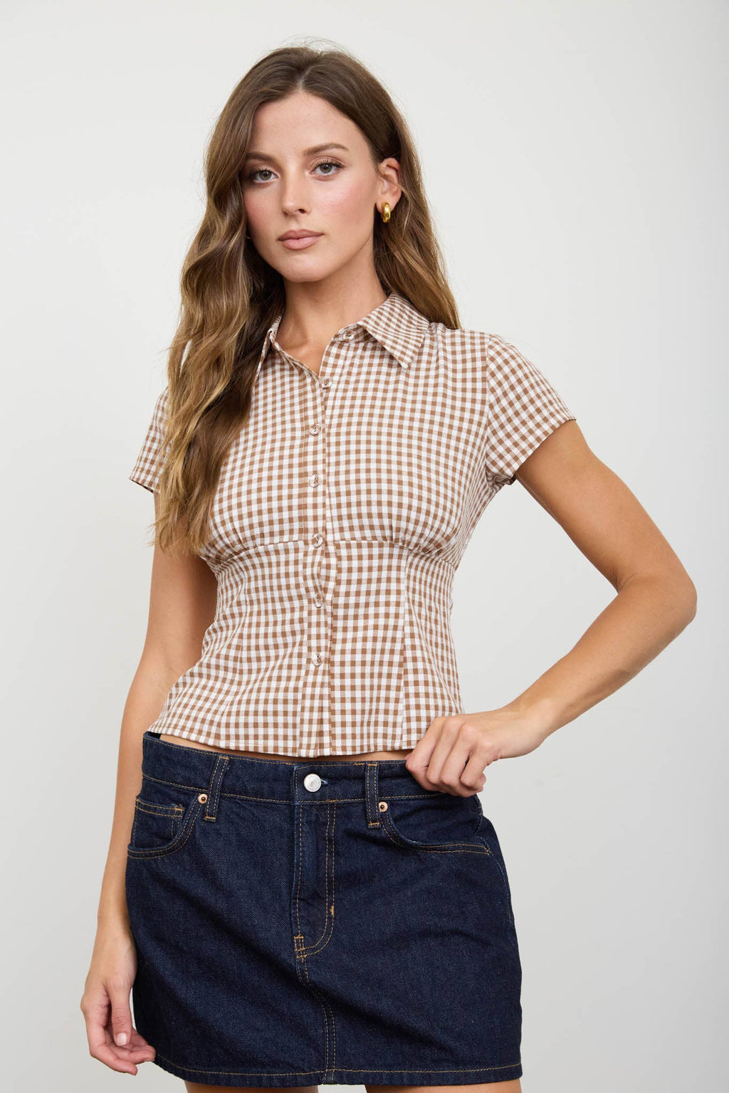 GINGHAM COLLARED SHORT SLEEVE CONTOURED TOP: BROWN