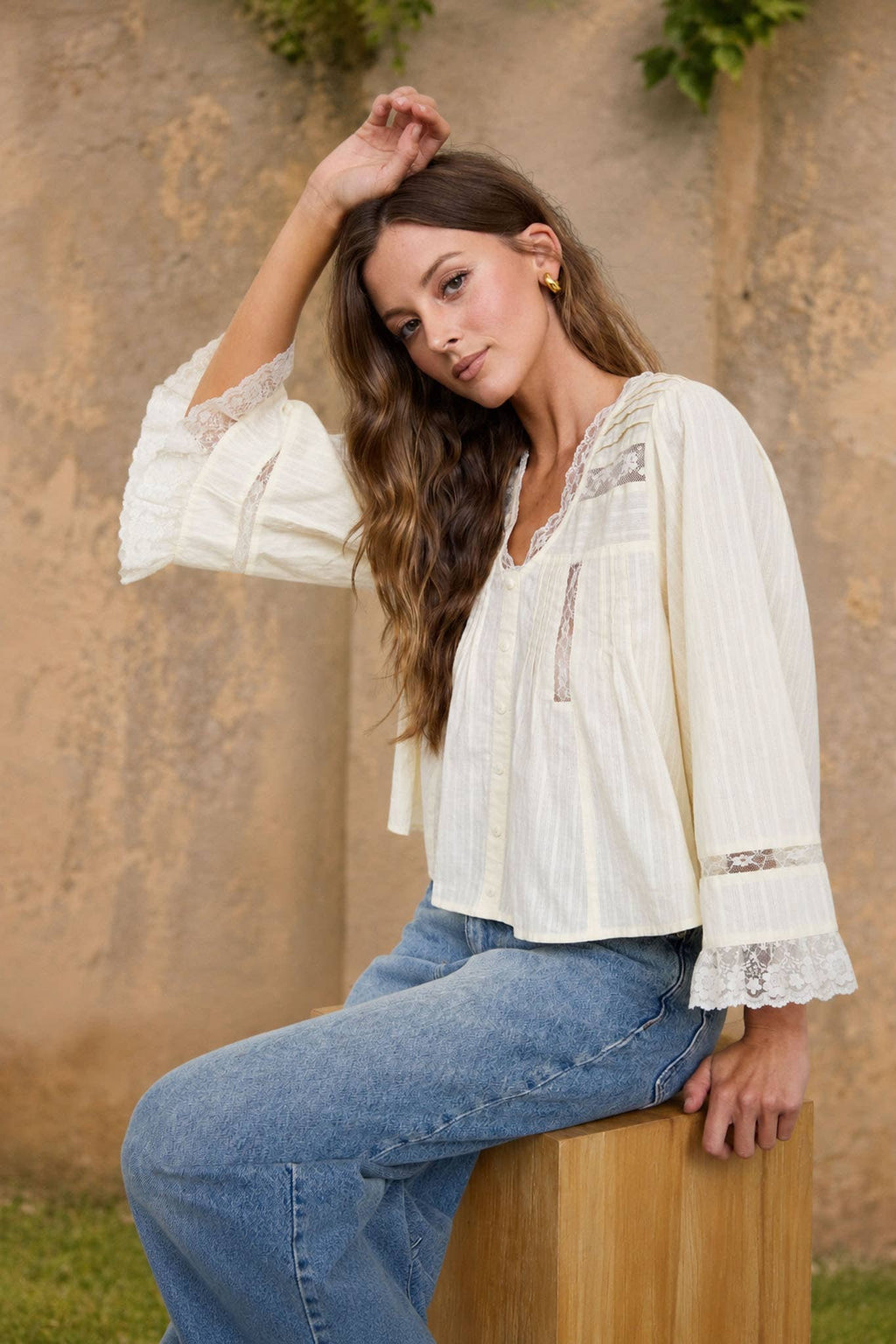 TEXTURED STRIPE LACE TRIM PLEATED BUTTON DOWN TOP: CREAM