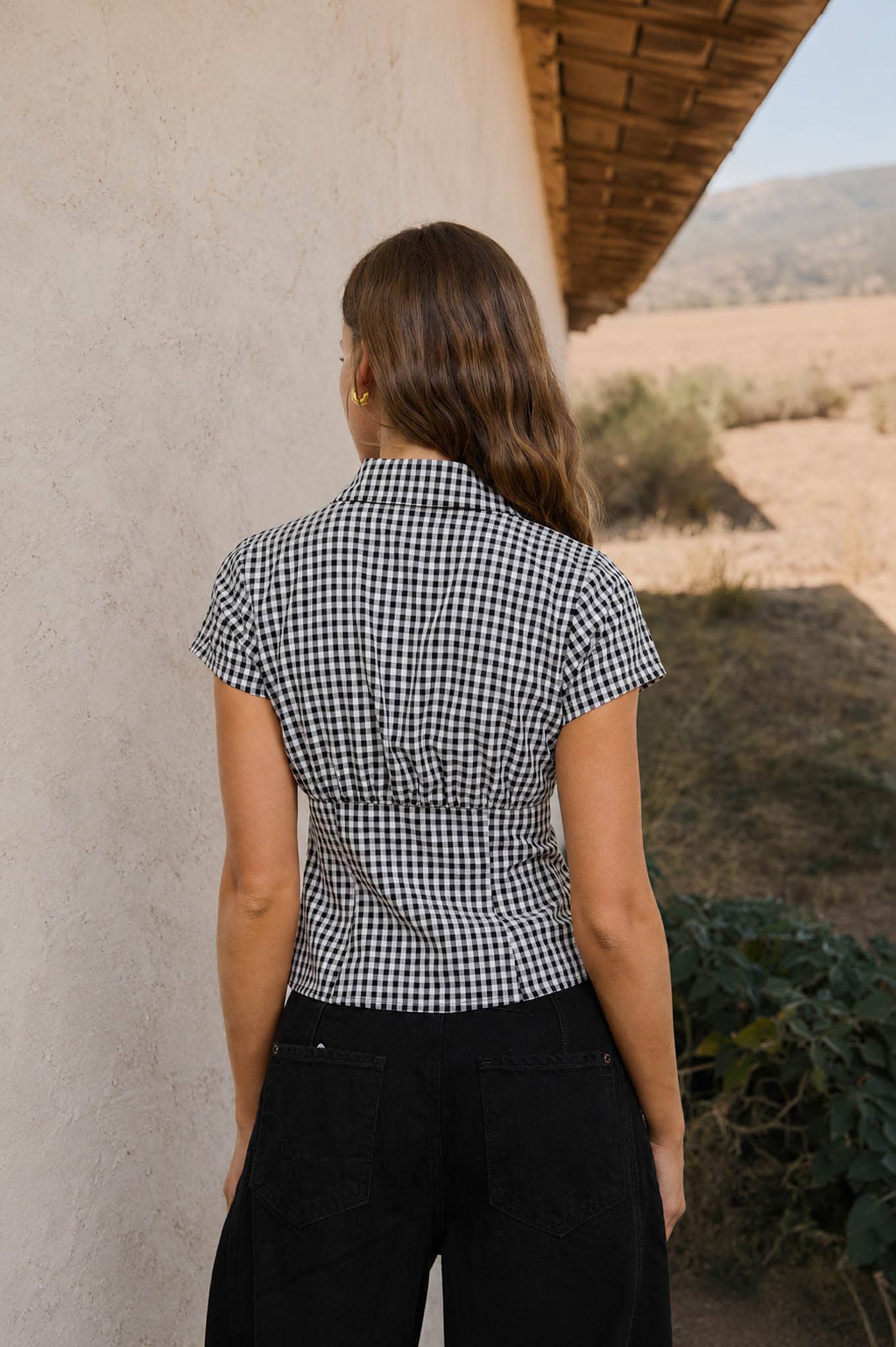 GINGHAM COLLARED SHORT SLEEVE CONTOURED TOP: BROWN