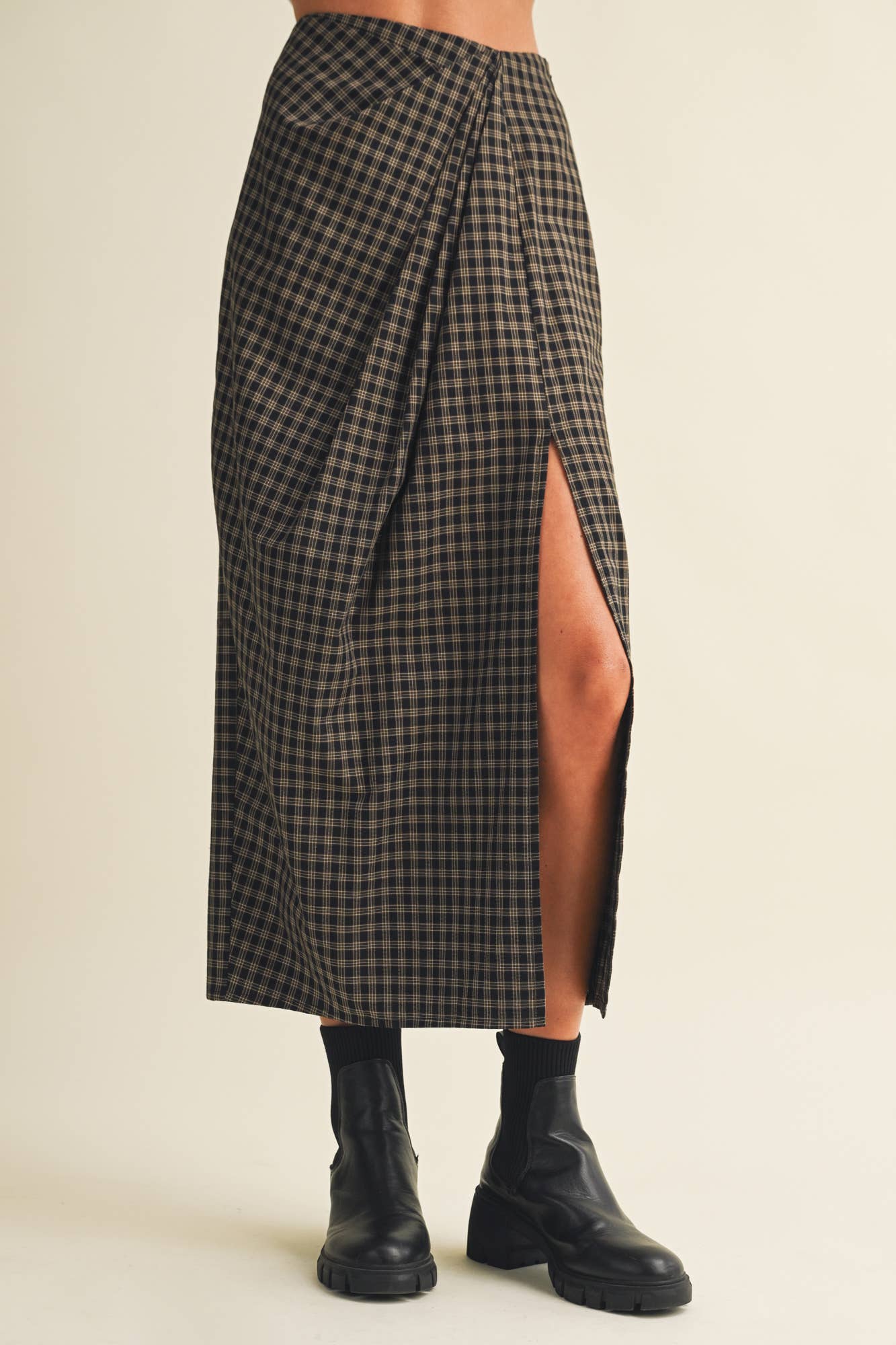 Asymmetric Drape High-Slit Midi Skirt: BLACK MULTI / S