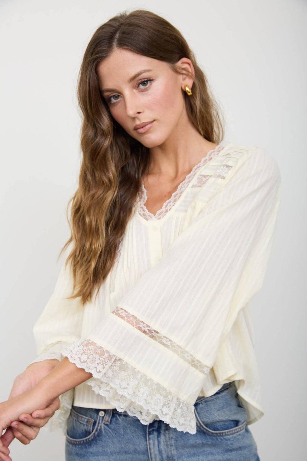 TEXTURED STRIPE LACE TRIM PLEATED BUTTON DOWN TOP: CREAM