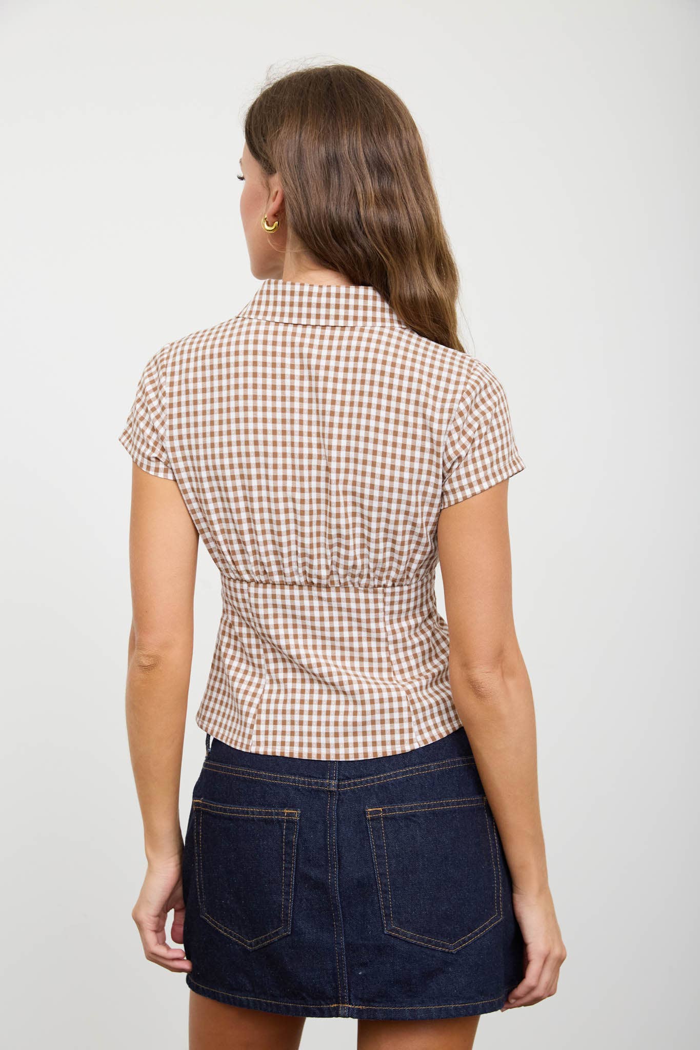 GINGHAM COLLARED SHORT SLEEVE CONTOURED TOP: BROWN