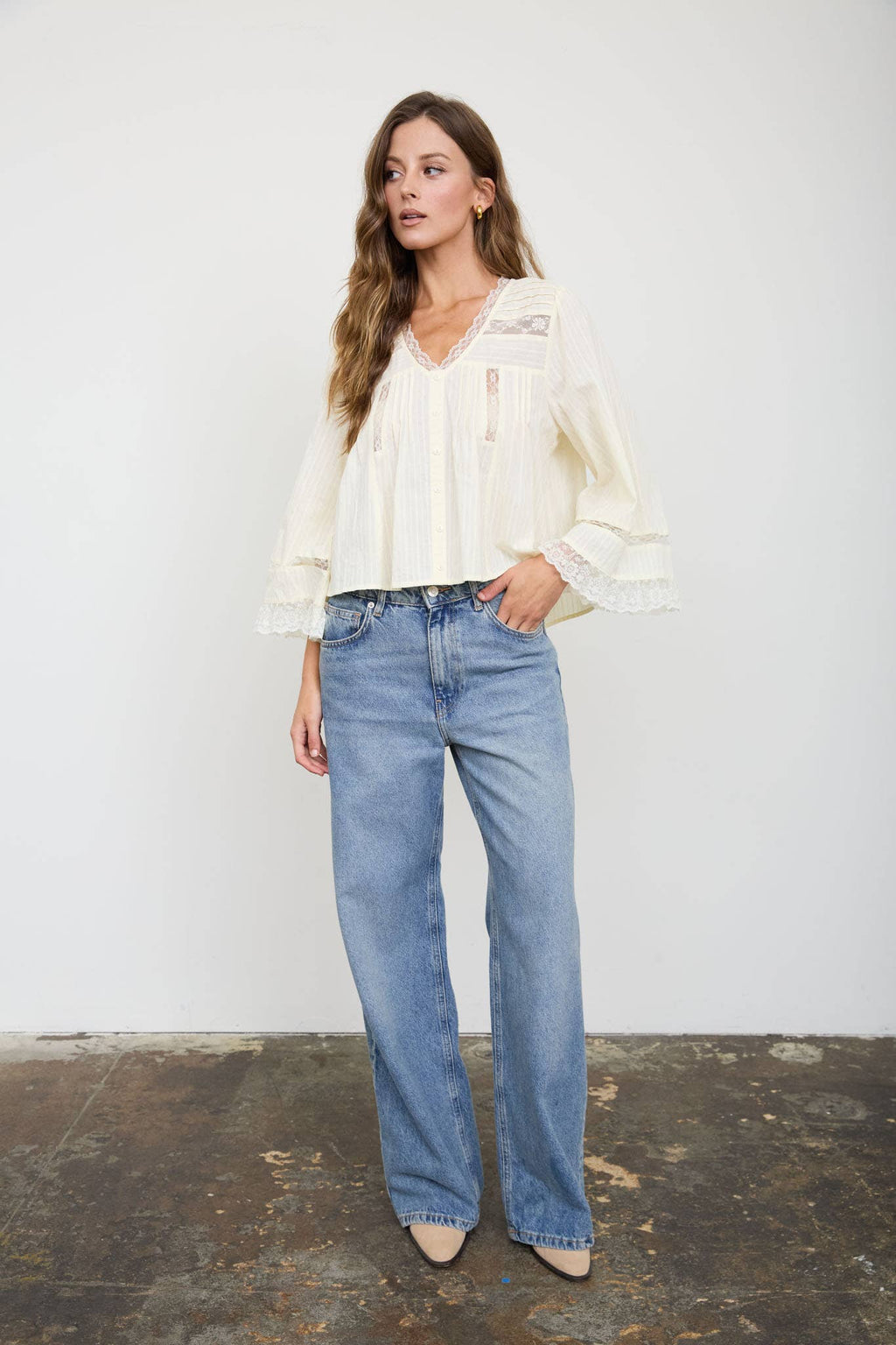 TEXTURED STRIPE LACE TRIM PLEATED BUTTON DOWN TOP: CREAM